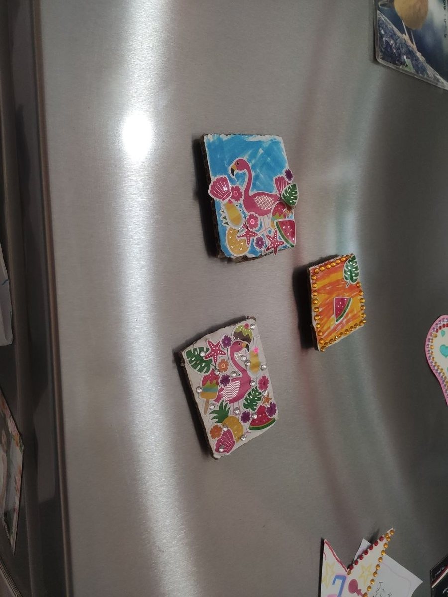 מגנטים מעשה יד מקרטון ומדבקות על המקרר