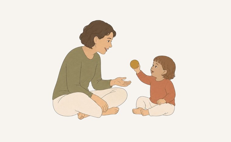 אמא יושבת על הרצפה ופעוטה מגישה לה תפוז